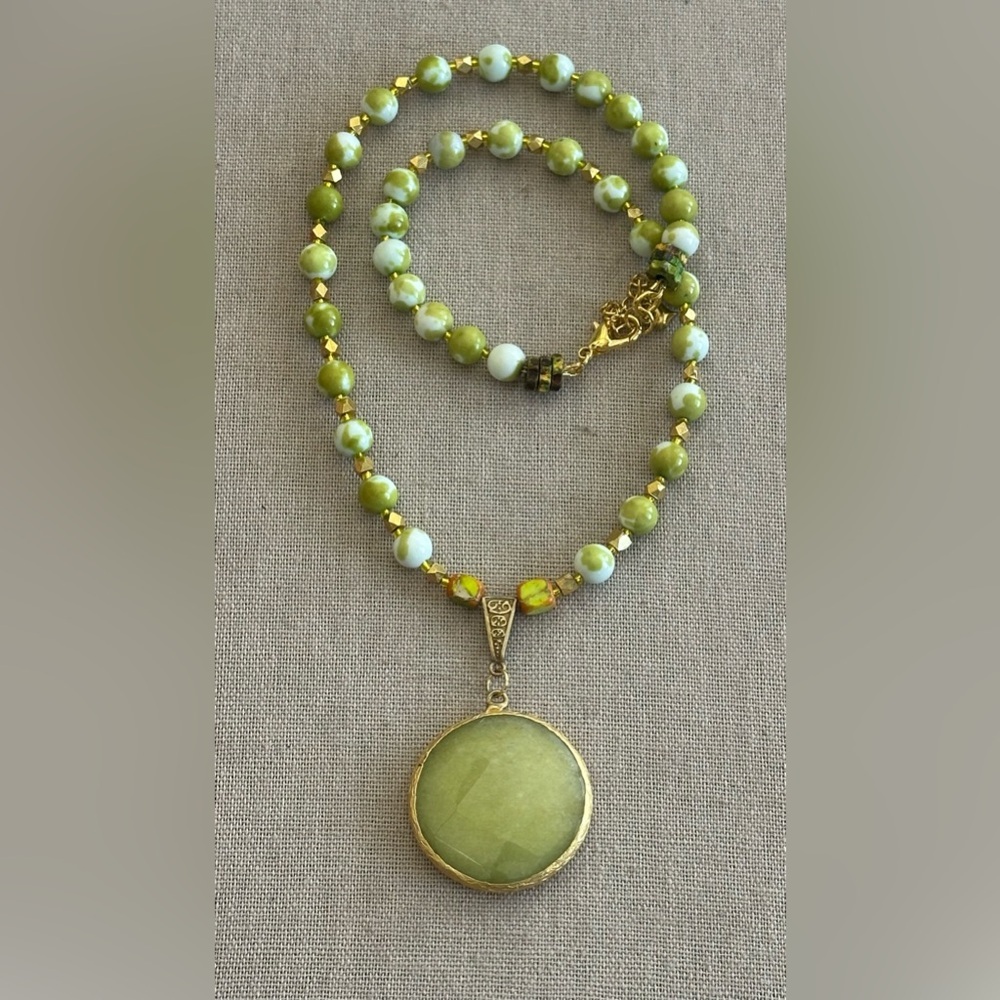 22-1/2 inch Elegant Green Beaded Necklace with Gold Accents